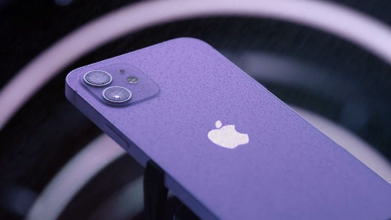 Příchod fialového iPhonu srazil ceny jablečných smartphonů